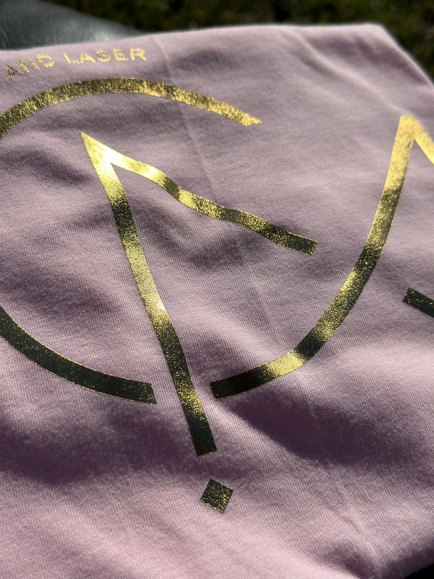 Camiseta personalizada con tu propia marca, camiseta personalizada, camiseta personalizada con tu marca, camiseta unisex, logo dorado metalizado, vinilo, marca propia