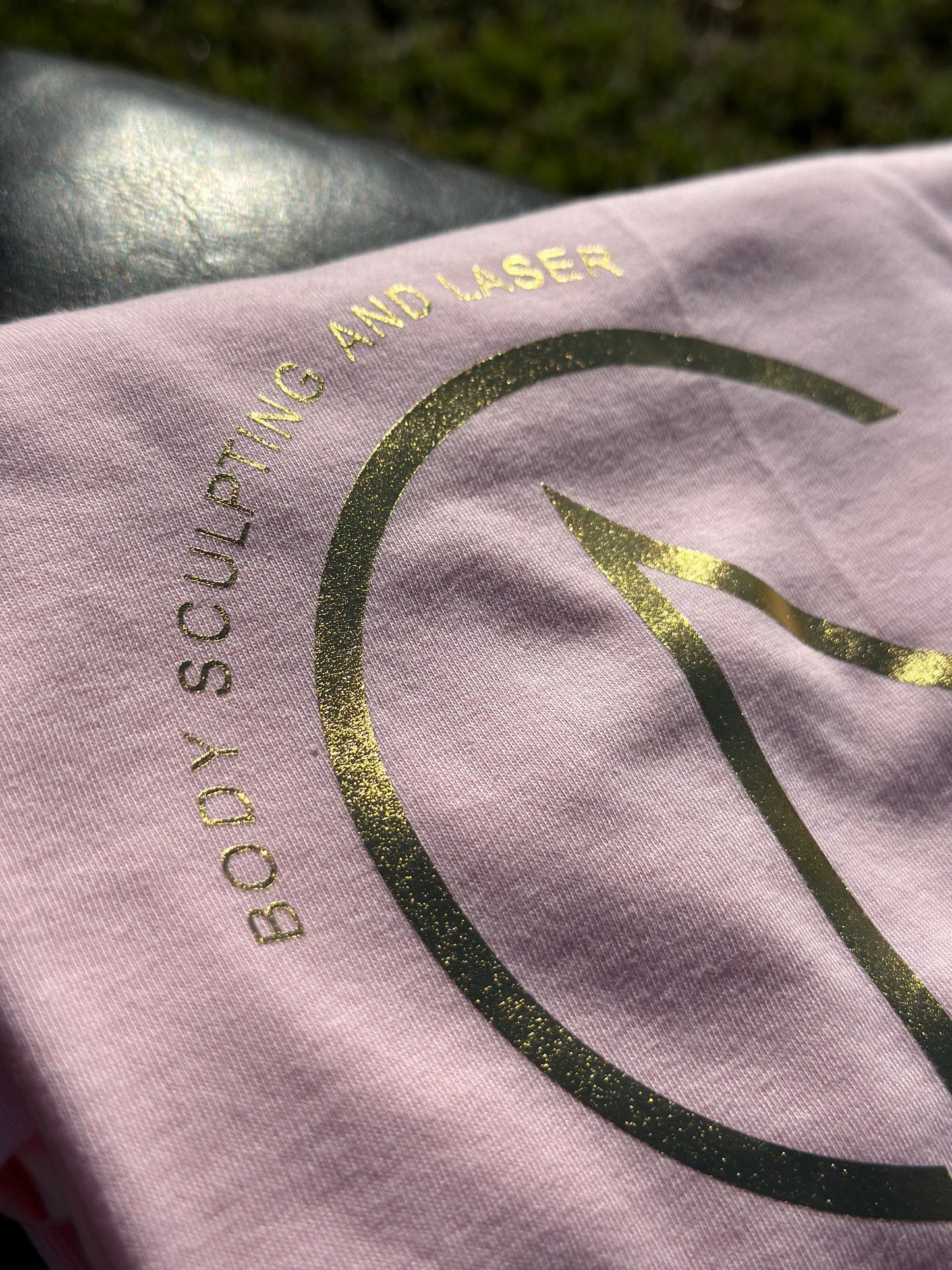 Camiseta personalizada con tu propia marca, camiseta personalizada, camiseta personalizada con tu marca, camiseta unisex, logo dorado metalizado, vinilo, marca propia