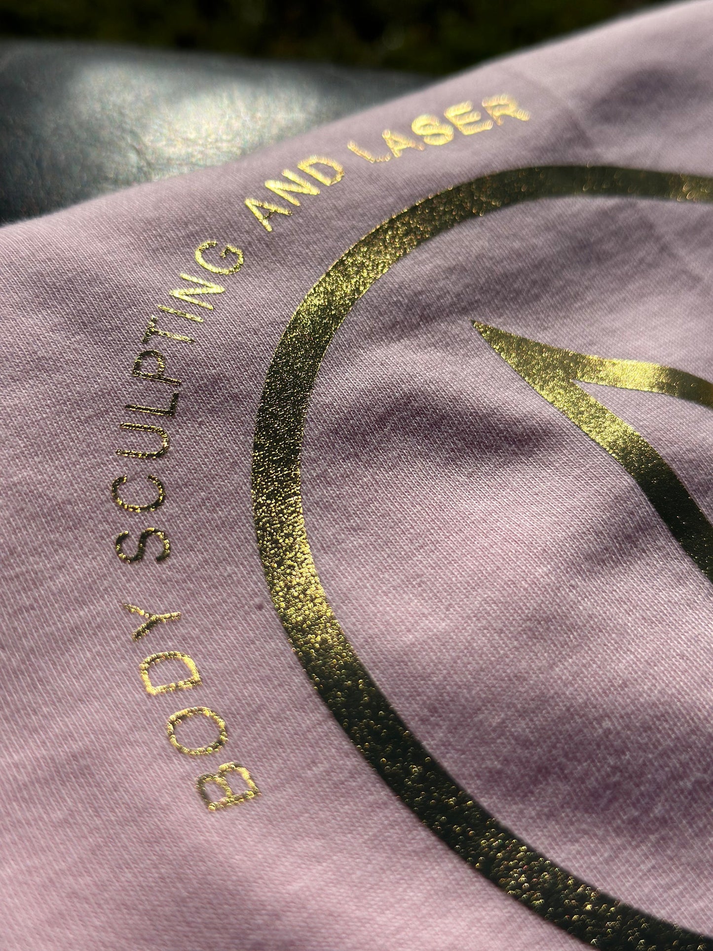 Camiseta personalizada con tu propia marca, camiseta personalizada, camiseta personalizada con tu marca, camiseta unisex, logo dorado metalizado, vinilo, marca propia