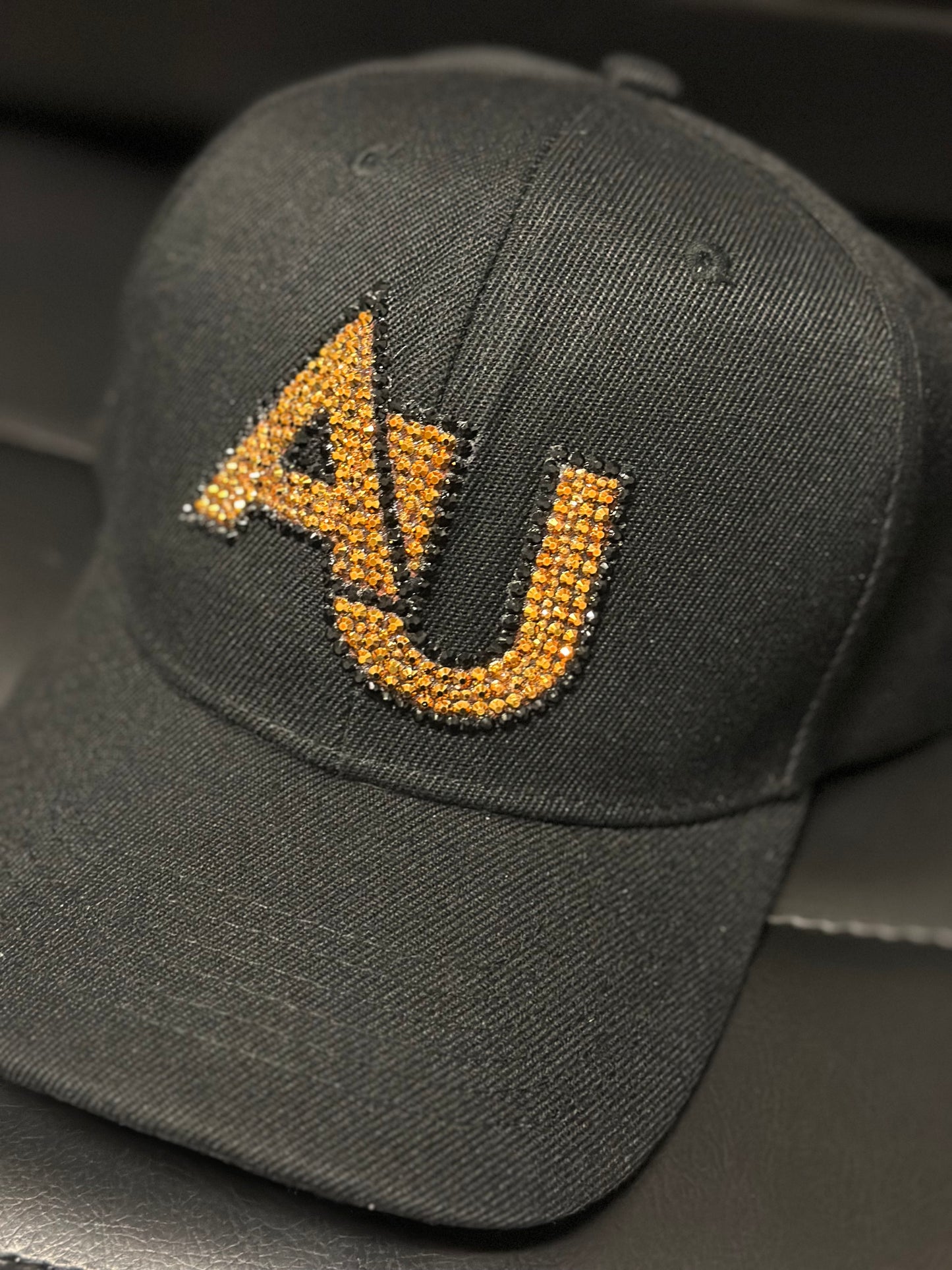 Gorra de béisbol con cristales de imitación, Adelphi University, equipo de béisbol, cristales de imitación, gorra de béisbol, AU