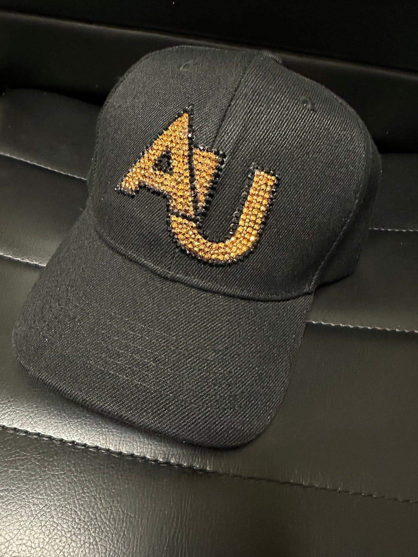 Gorra de béisbol con cristales de imitación, Adelphi University, equipo de béisbol, cristales de imitación, gorra de béisbol, AU
